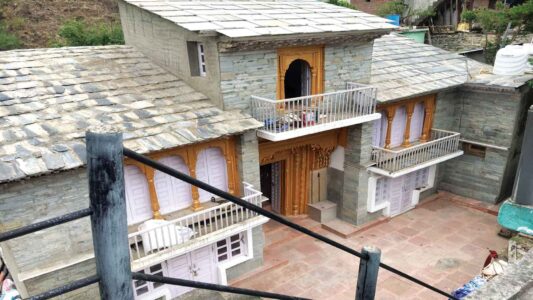 Garhwal-Haveli-Homestay-Bangar-Syunsi